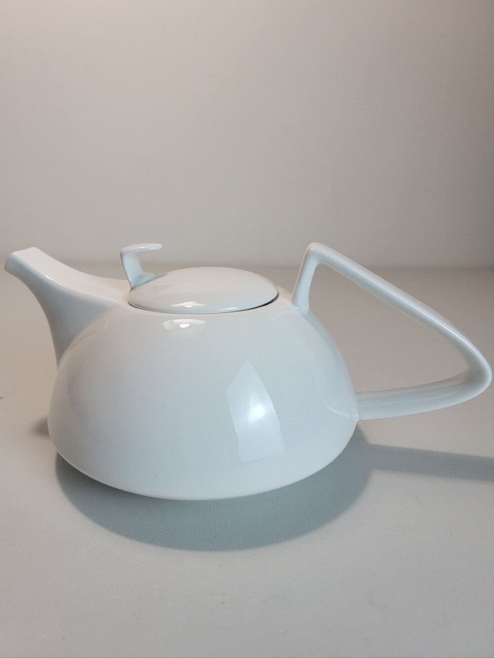 Tannex White Tie Cogsworth Teapot W/Lid& Infuser Porcelain Modern Aesthetic 9.5"